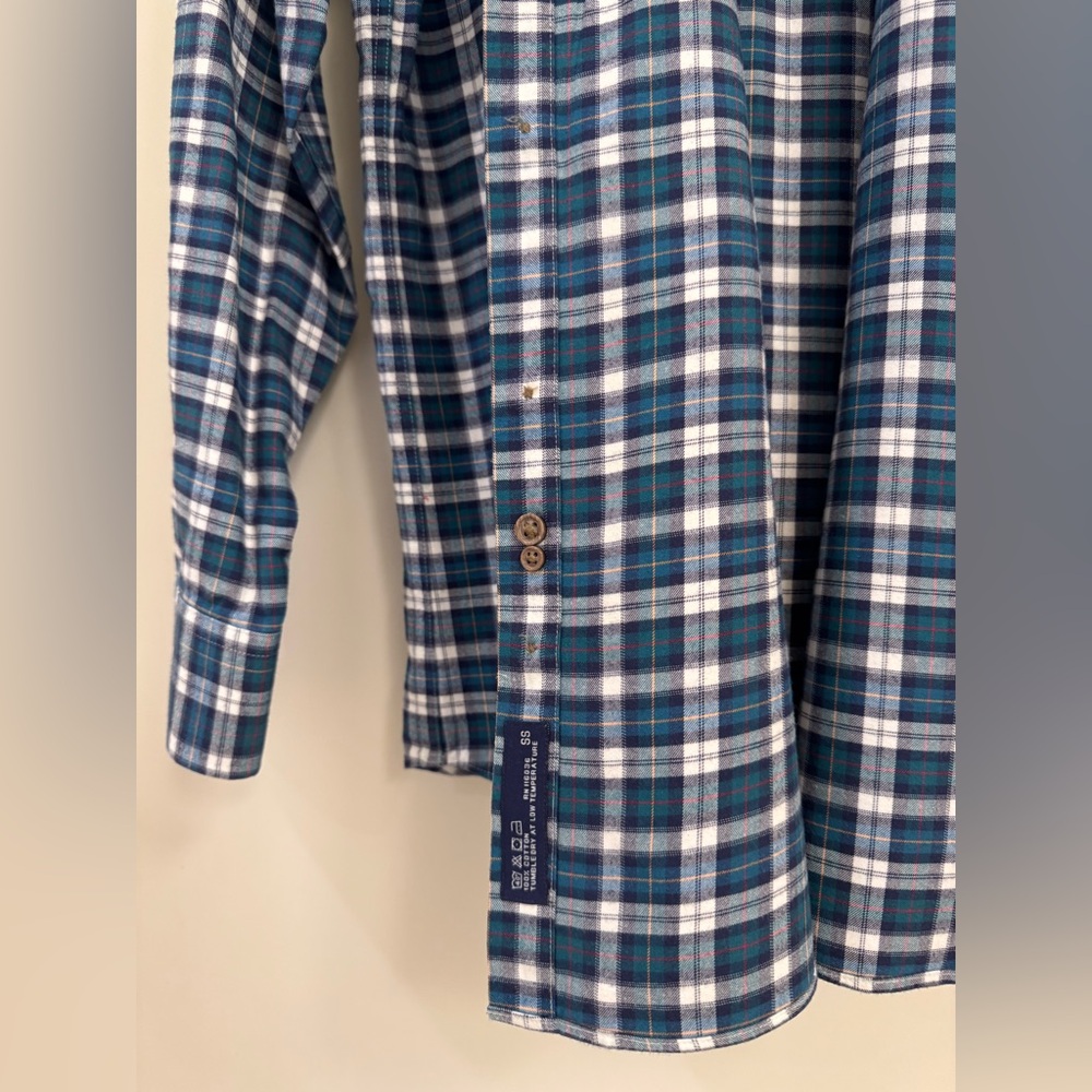 Charles Tyrwhitt Men's Classic Fit Button-Down Shirt. 100% Cotton. Size Large - Picture 9 of 11